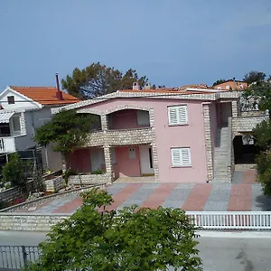 apartmani-mira-vir.hotelinzadar.com/